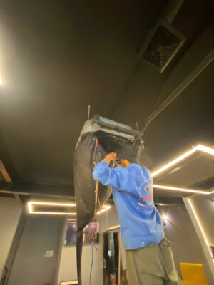 Dịch vụ vệ sinh máy lạnh âm trần quận 12