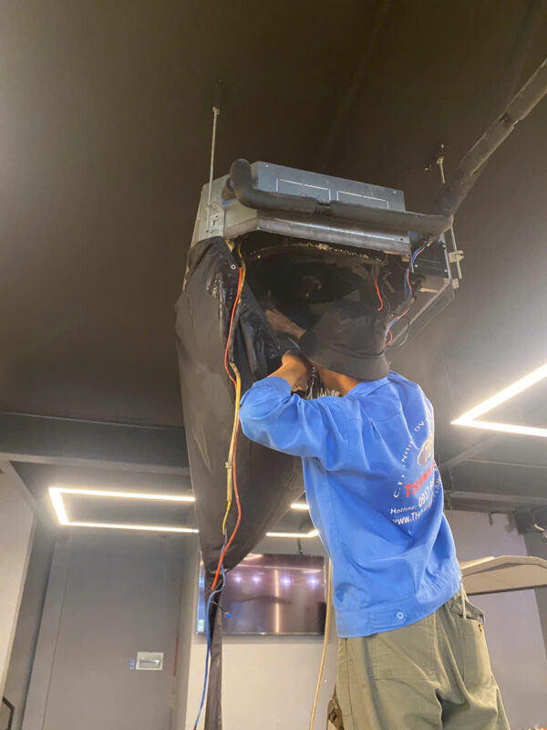 Dịch vụ vệ sinh máy lạnh âm trần tại Hóc Môn