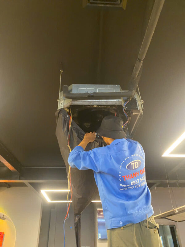 Dịch vụ vệ sinh máy lạnh âm trần quận 10